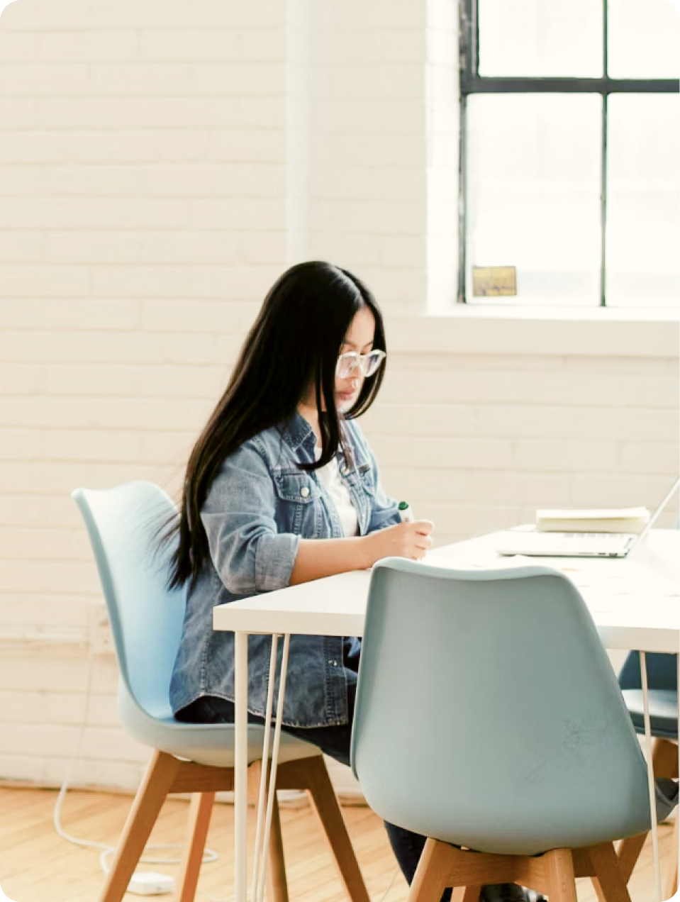 ITSM expert utilizing SysAid Service Desk for seamless incident management in a bright, collaborative workspace. - SysAid